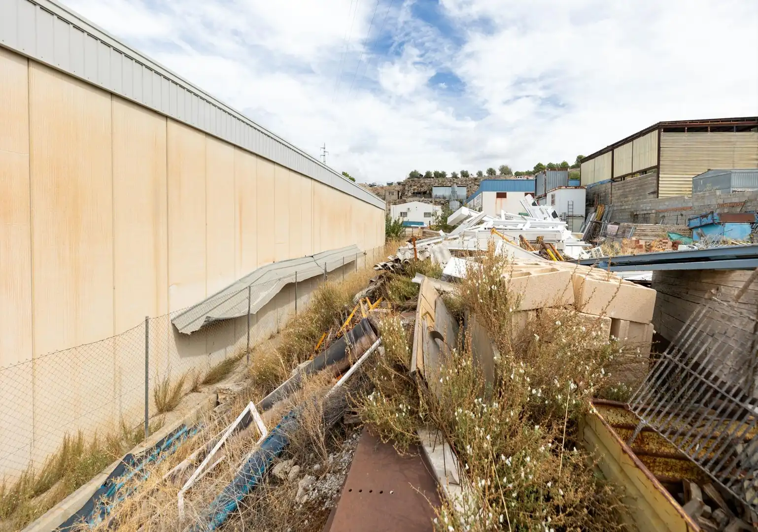 Außenansicht von Fabrik Grundstücke zum Verkauf in Barrio de la Vega