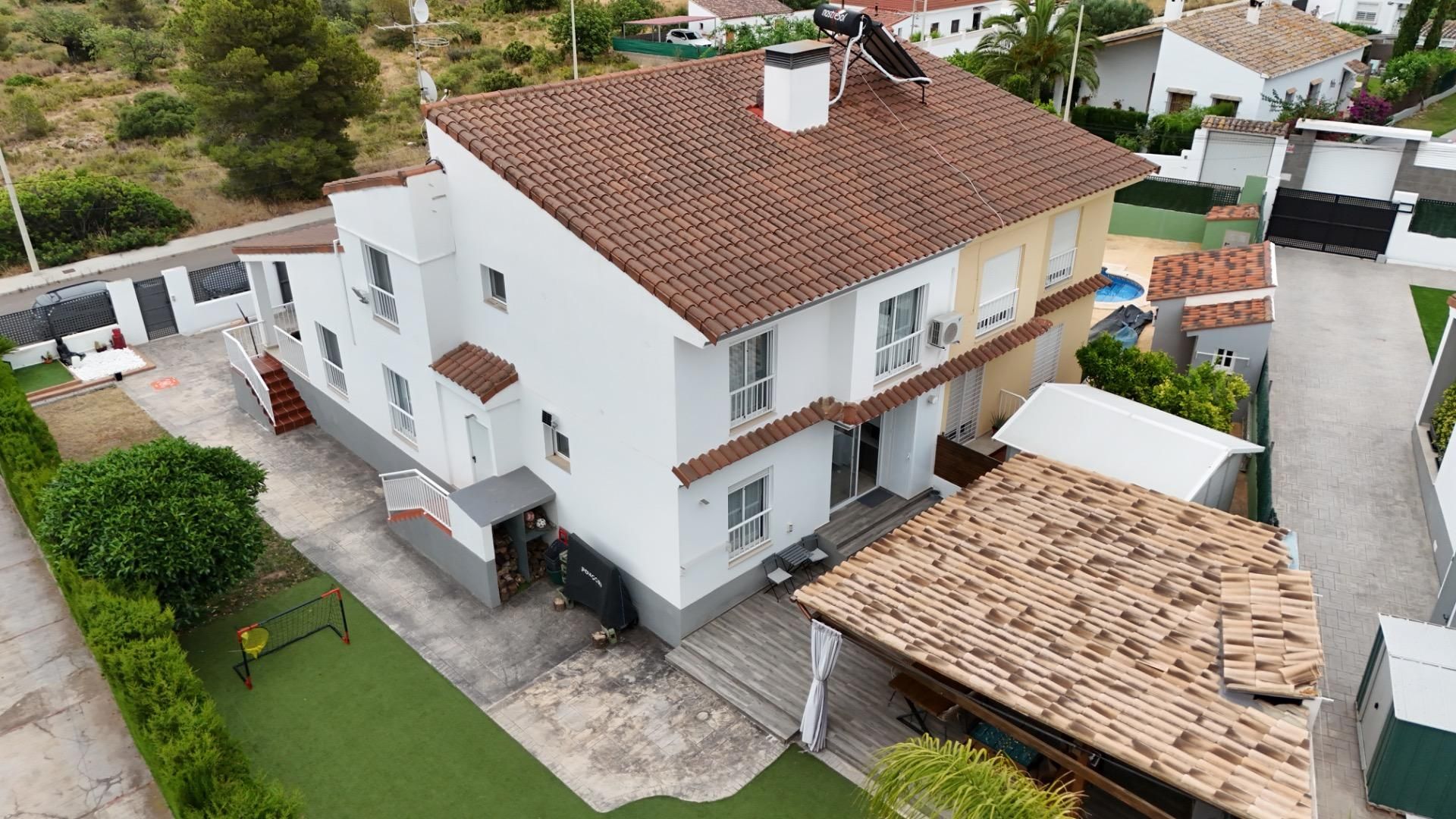 Vista exterior de Casa o xalet en venda en Llíria amb Aire condicionat, Terrassa i Traster