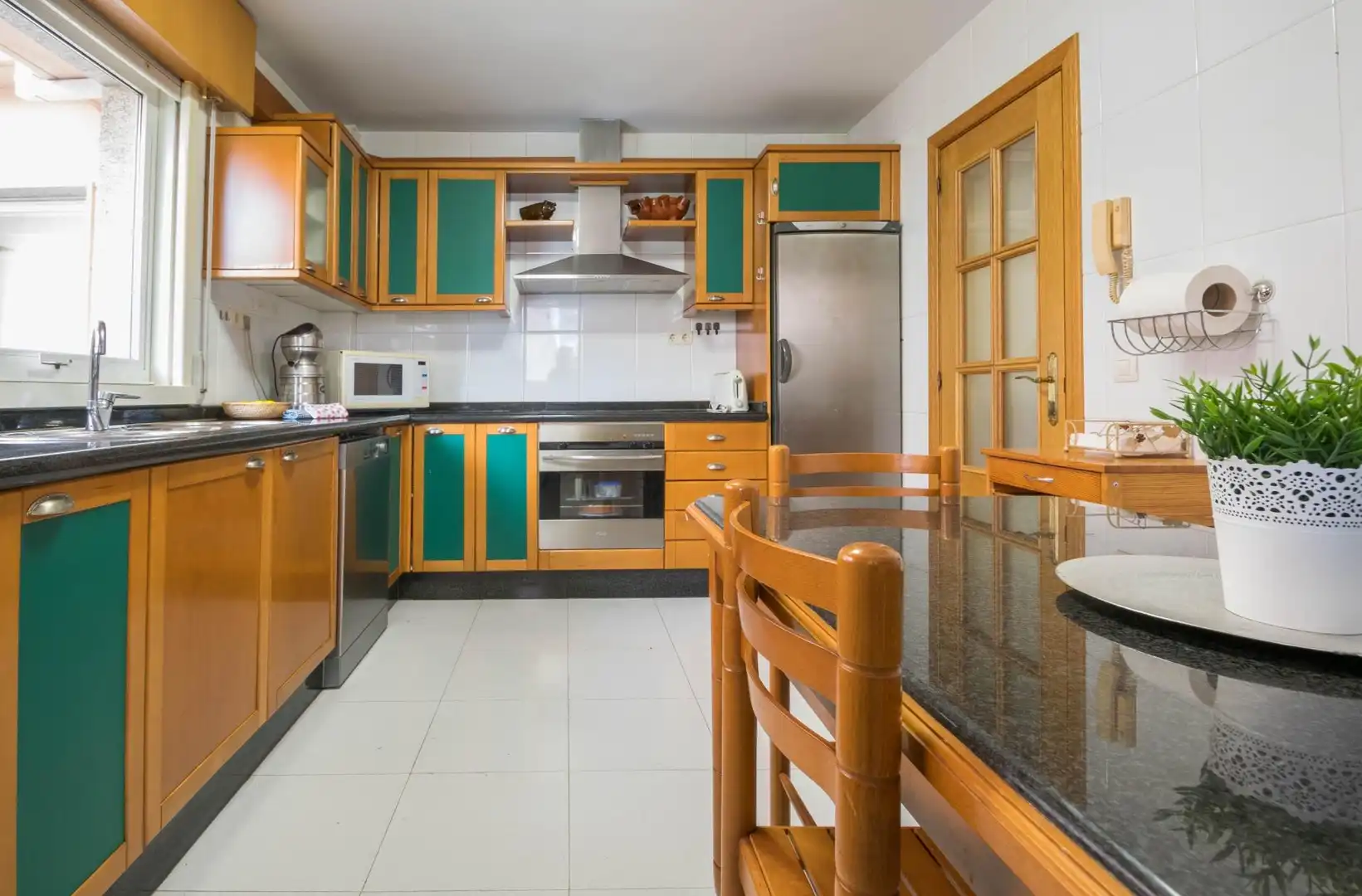 Cocina de Casa adosada en venta en Oleiros con Calefacción, Jardín privado y Parquet