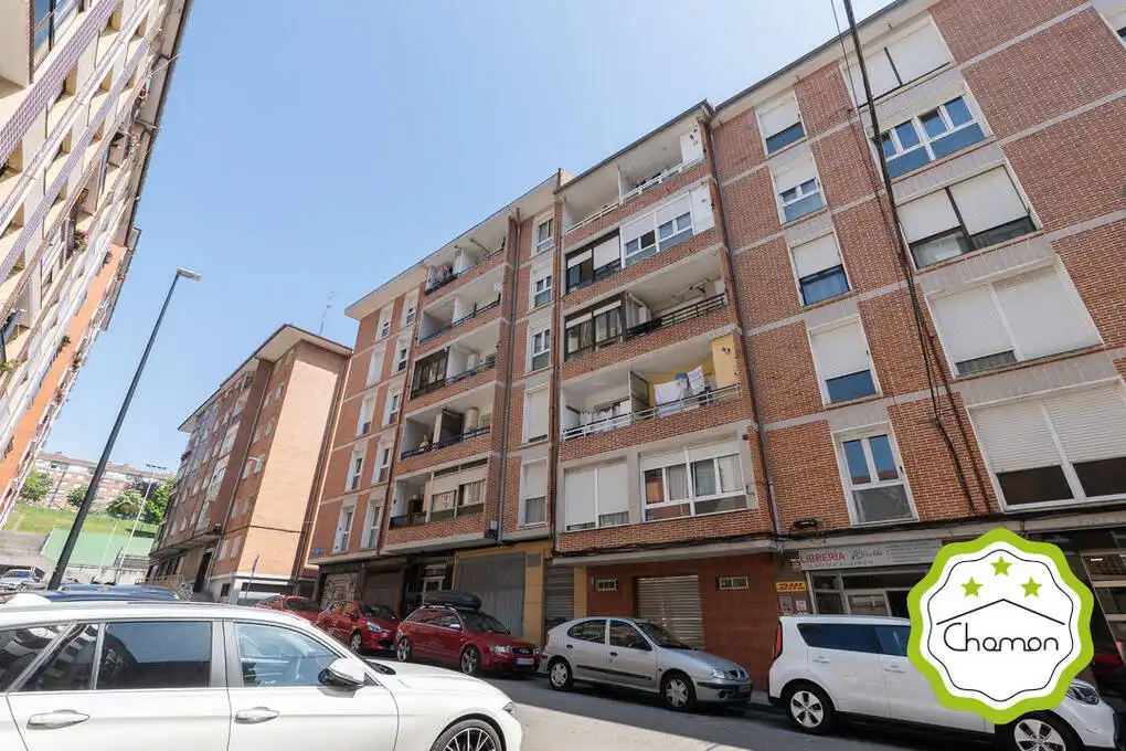 Vista exterior de Pis en venda en Barakaldo  amb Calefacció