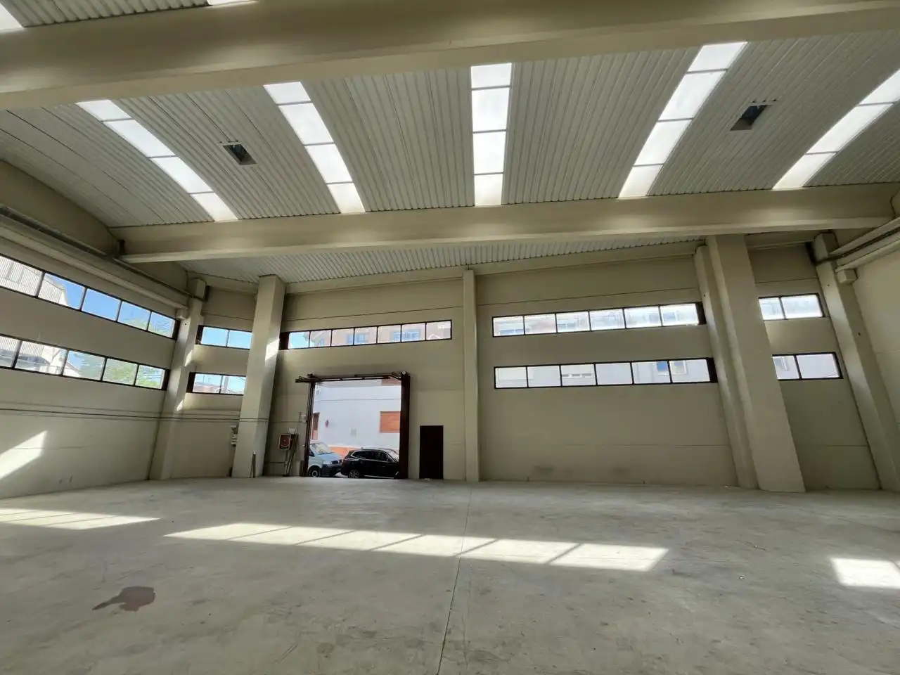 Vista exterior de Nau industrial de lloguer en Cerdanyola del Vallès amb Alarma