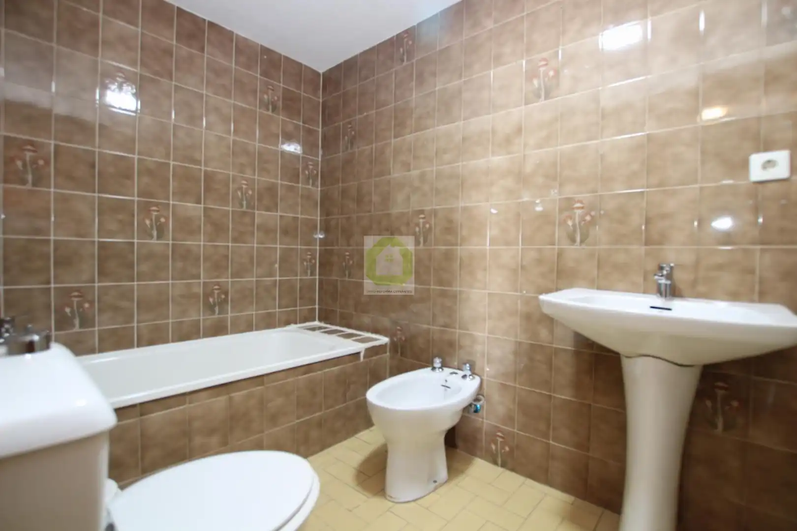 Bathroom of Flat for sale in Granada  with Terrace
