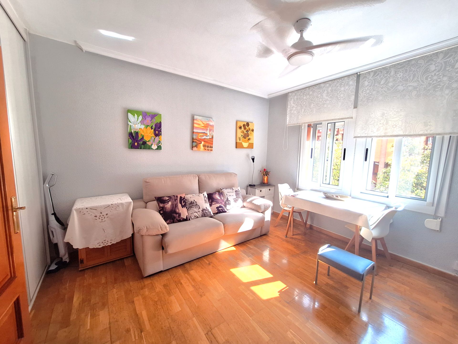 Living room of Flat for sale in  Barcelona Capital  with Air Conditioner, Furnished and Oven