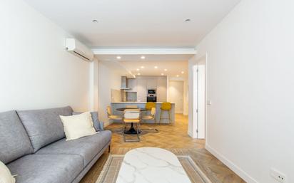 Living room of Flat for sale in  Madrid Capital  with Air Conditioner, Heating and Terrace