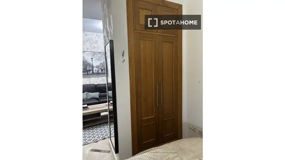 Dormitori de Apartament per a compartir en Sevilla amb Aire condicionat, Calefacció i Terrassa