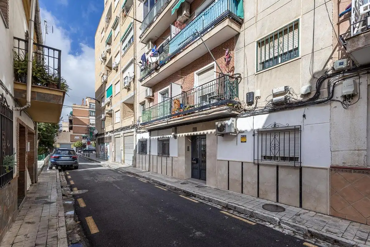 Außenansicht von Wohnung zum Verkauf in Granada mit Klimaanlage, Waschmaschine und Balkon
