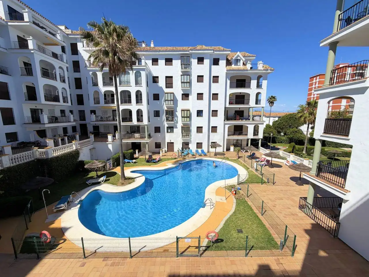 Vista exterior de Apartamento de alquiler en Manilva con Terraza, Amueblado y Alarma