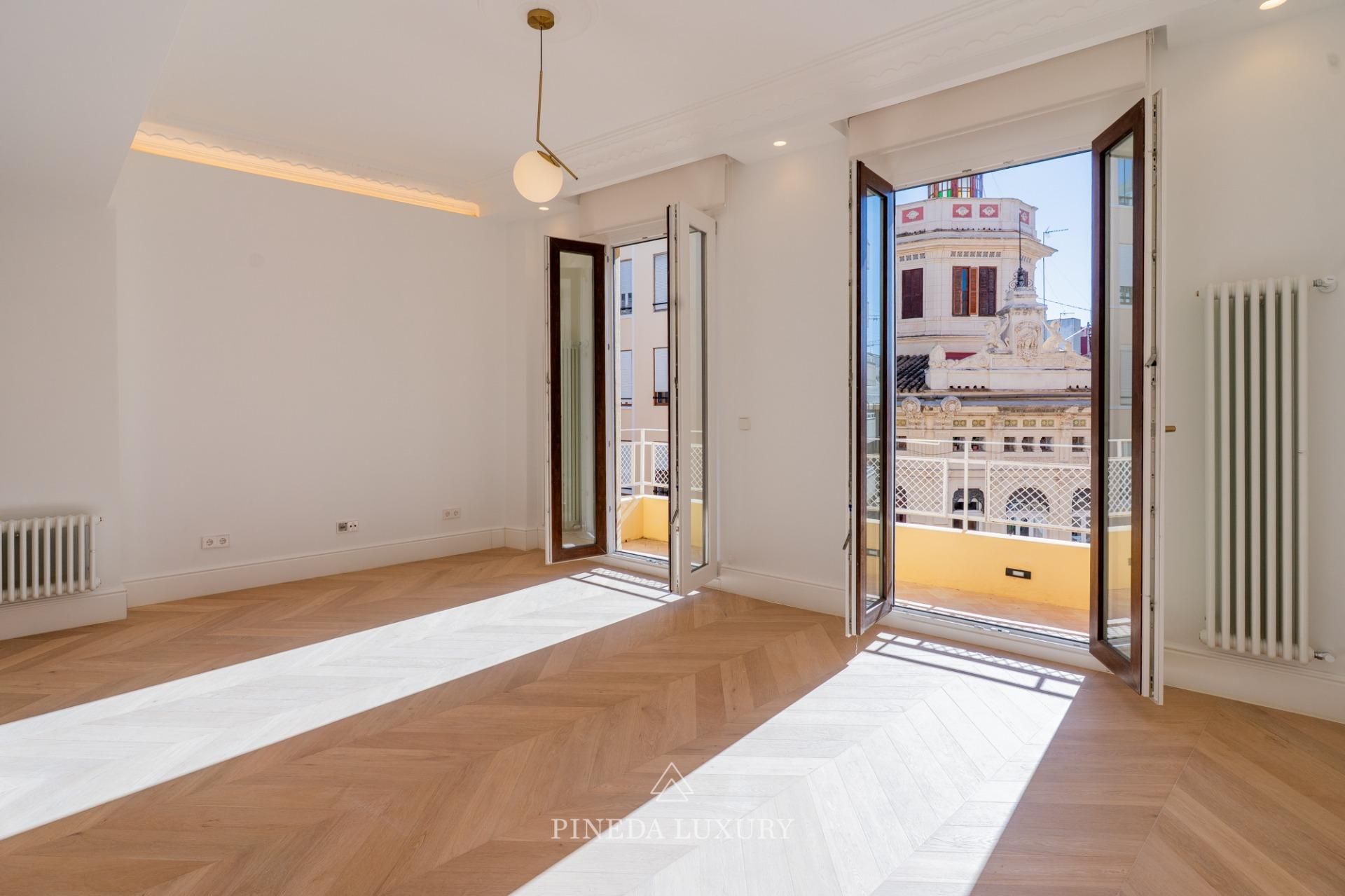 Living room of Flat for sale in  Valencia Capital  with Air Conditioner, Heating and Parquet flooring