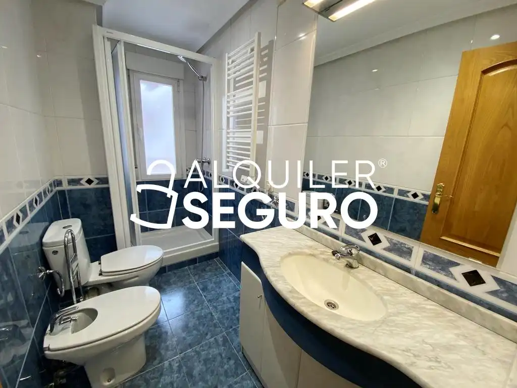 Bathroom of Flat for rent in Madrid  with Air Conditioner and Heating