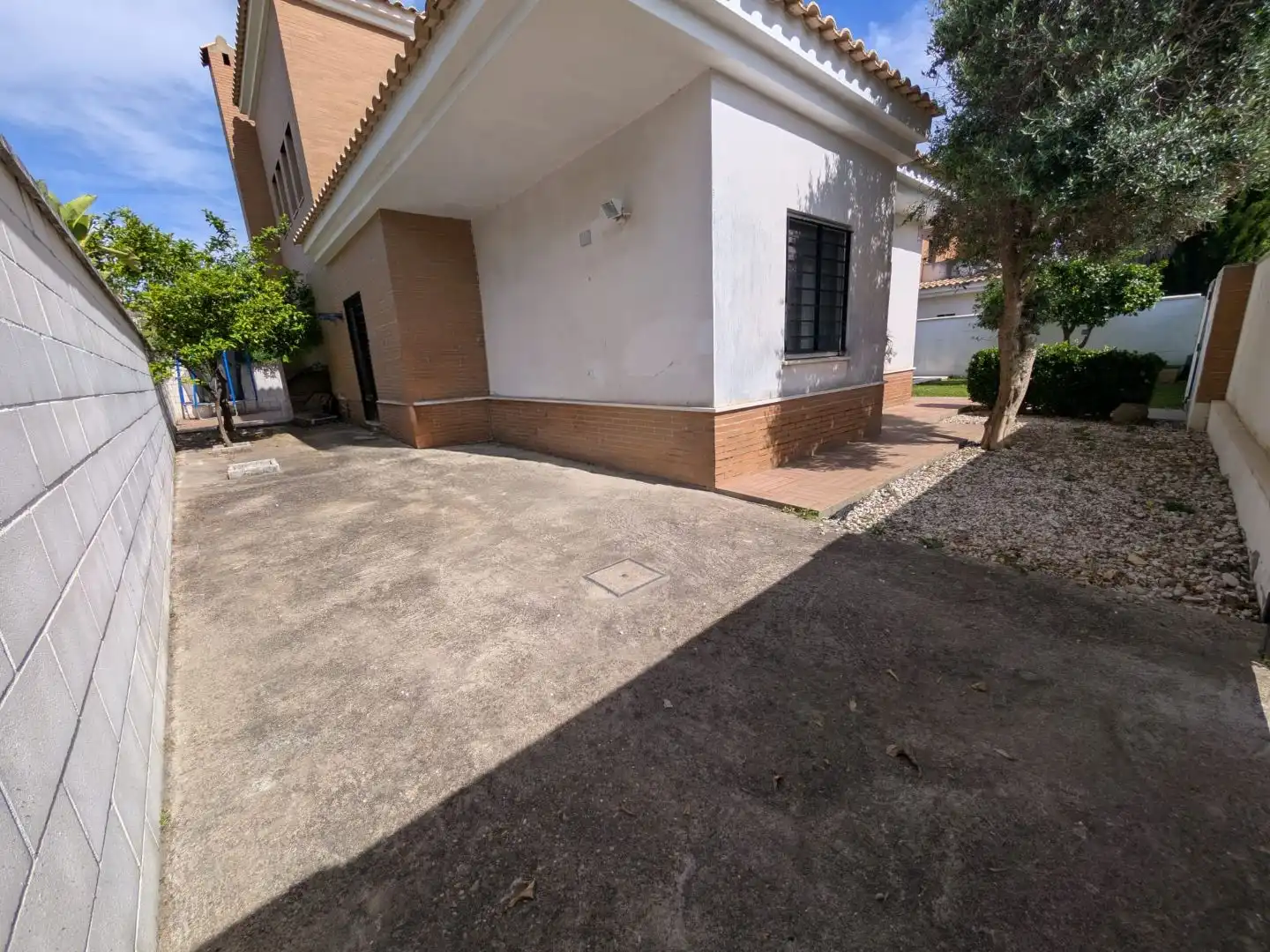 Vista exterior de Casa o xalet en venda en Espartinas amb Aire condicionat, Terrassa i Piscina