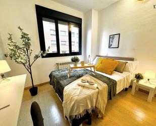 Dormitori de Apartament per a compartir en  Madrid Capital amb Moblat, Forn i Internet