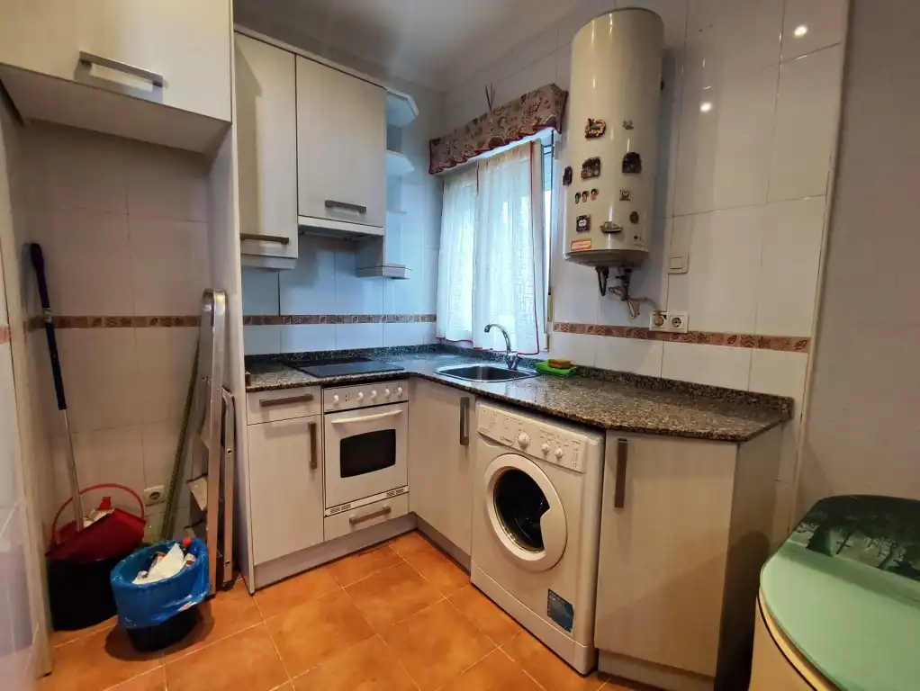 Cuina de Pis en venda en Gijón  amb Parquet, Traster i Moblat