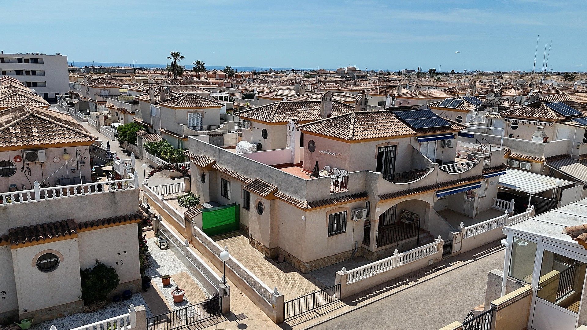 Vista exterior de Casa adosada en venda en Orihuela amb Terrassa