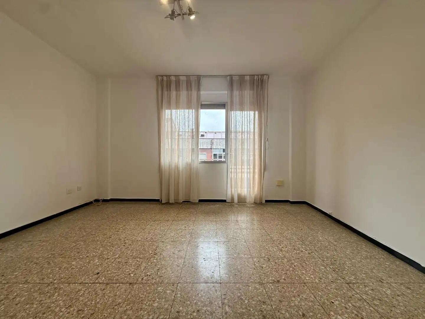 Sala d'estar de Pis de lloguer en Ourense Capital  amb Traster i Balcó