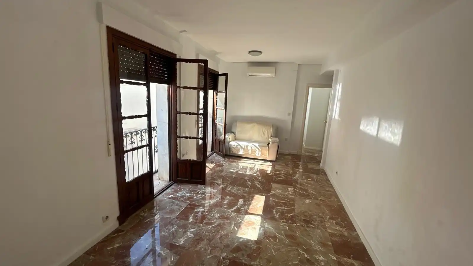 Sala d'estar de Pis de lloguer en Sevilla amb Aire condicionat i Balcó