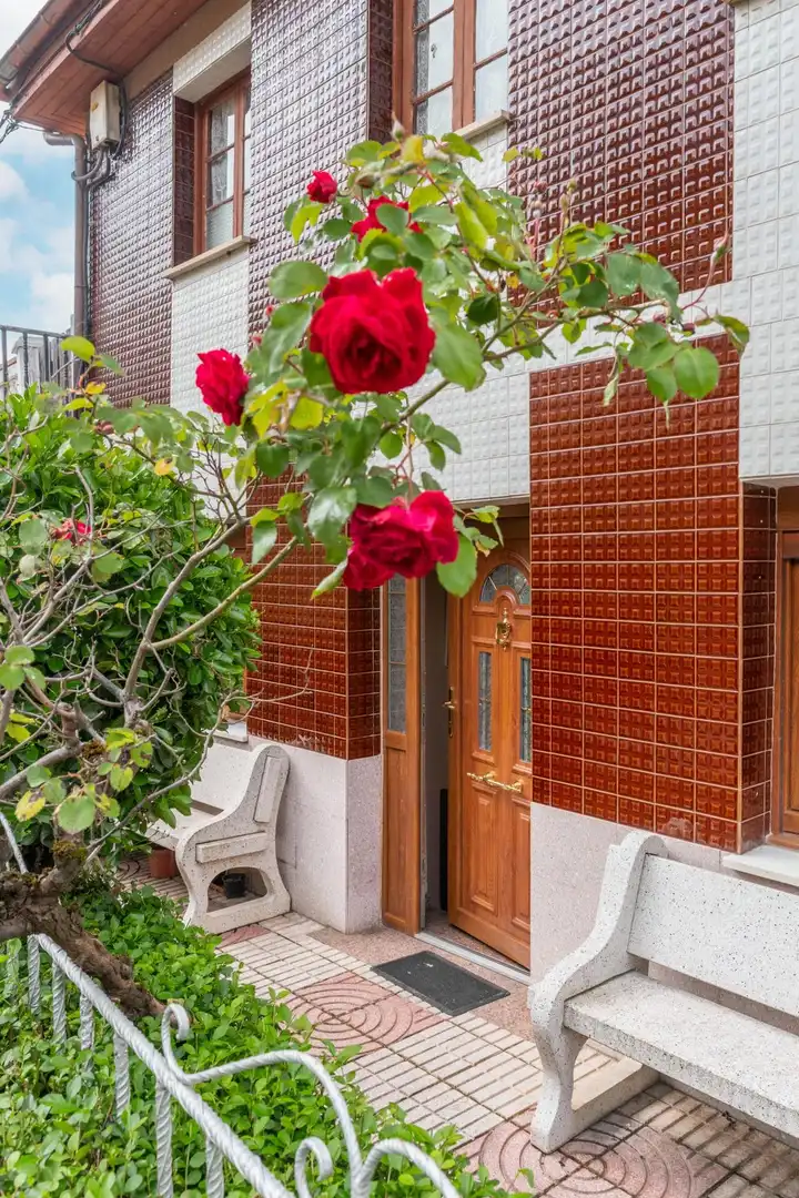 Vista exterior de Casa o xalet en venda en Lena amb Calefacció, Terrassa i Traster