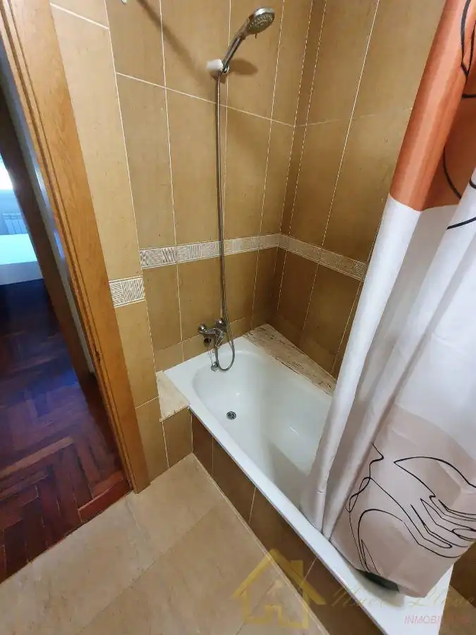 Baño de Apartamento de alquiler en Lugo con Calefacción, Trastero y Amueblado