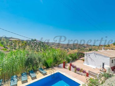 Maison rustique avec piscine à vendre à Sedella
