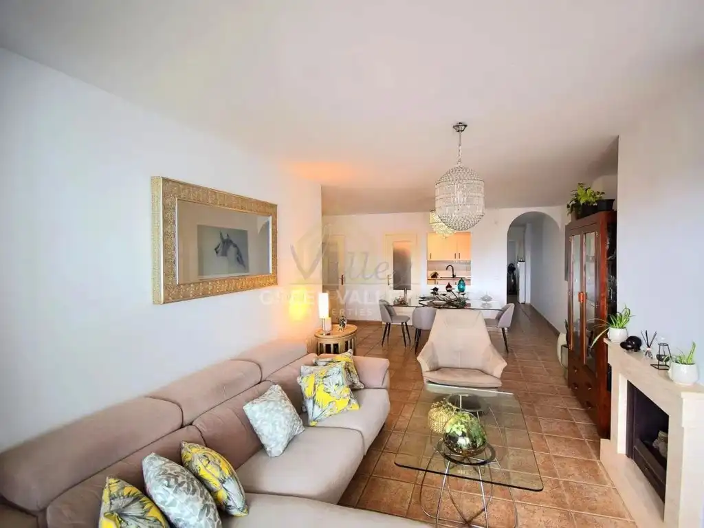 Wohnzimmer von Wohnung zum Verkauf in La Alcaidesa mit Klimaanlage, Privatgarten und Terrasse