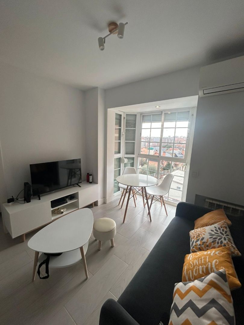 Living room of Flat to rent in  Madrid Capital  with Air Conditioner, Heating and Storage room