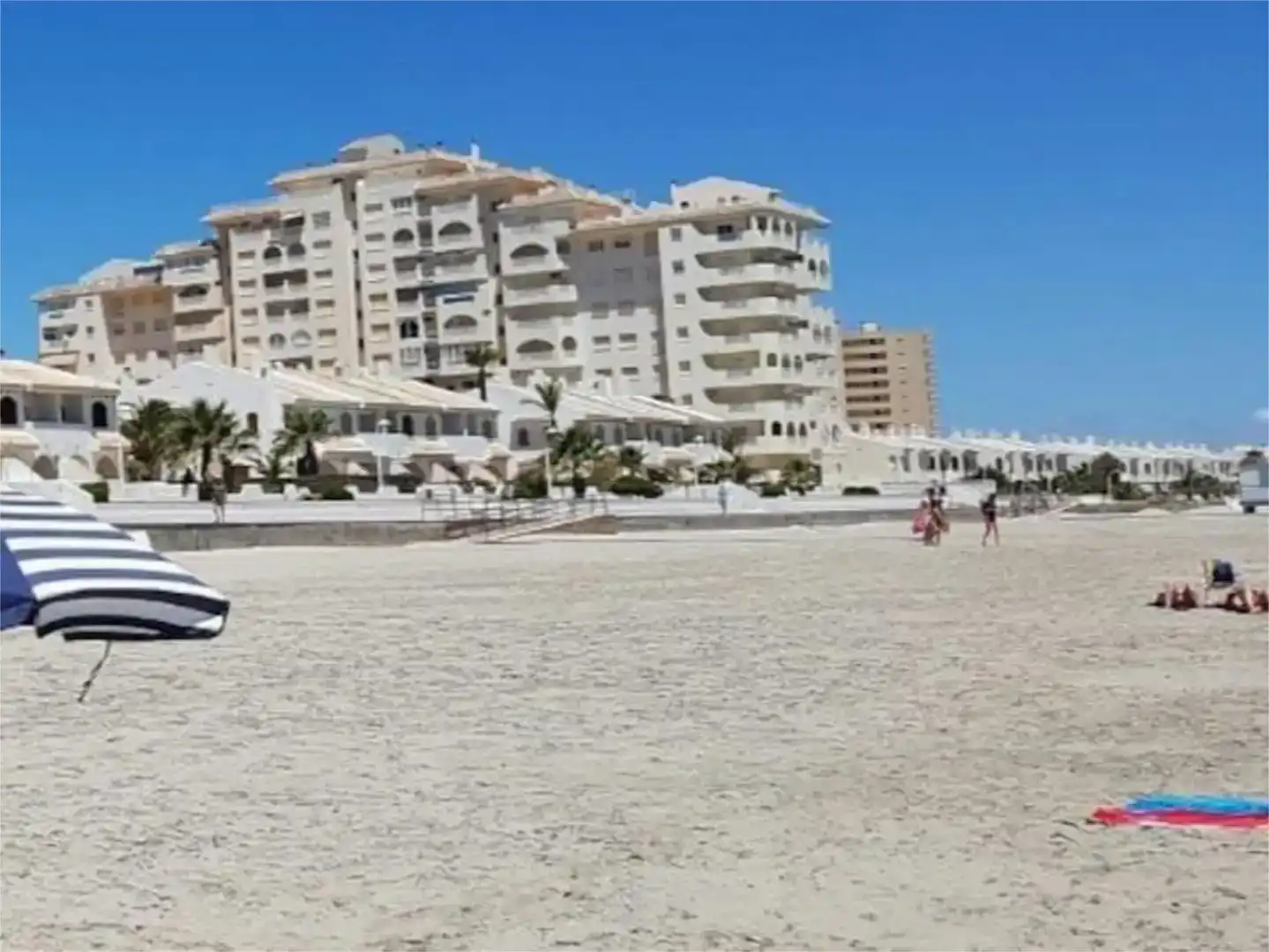 Vista exterior de Pis de lloguer en La Manga del Mar Menor amb Aire condicionat, Piscina i Moblat