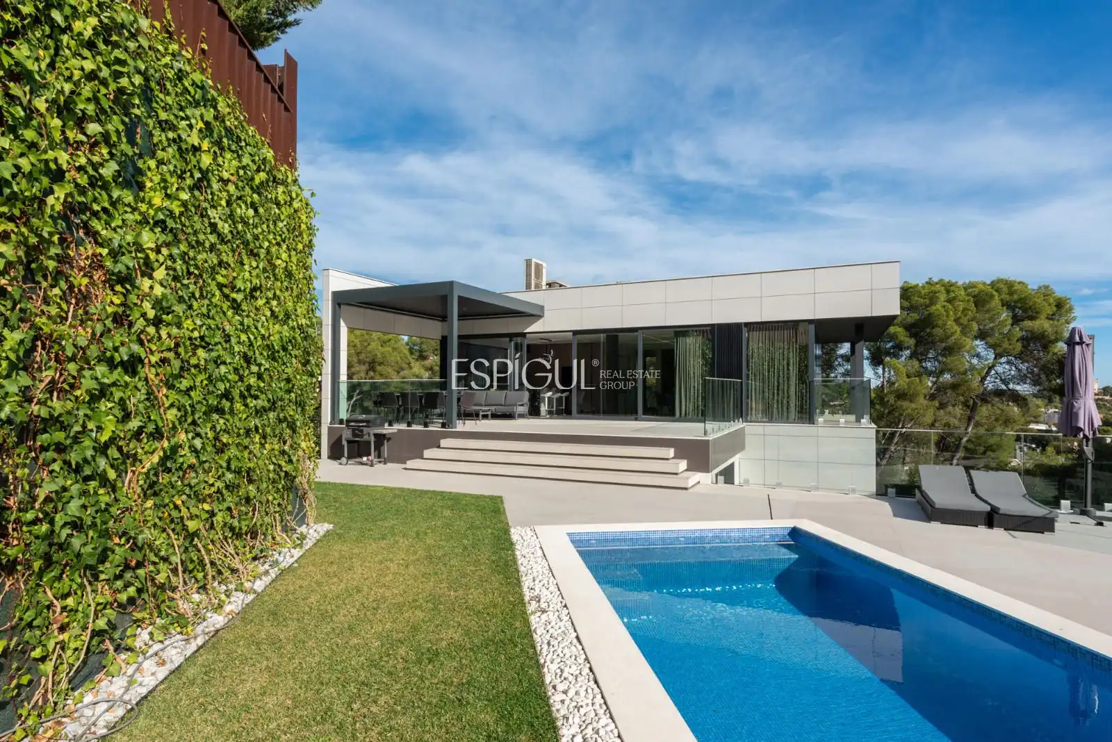 Swimming pool of Houses for sale in Castelldefels  with Air Conditioner, Heating and Parquet flooring