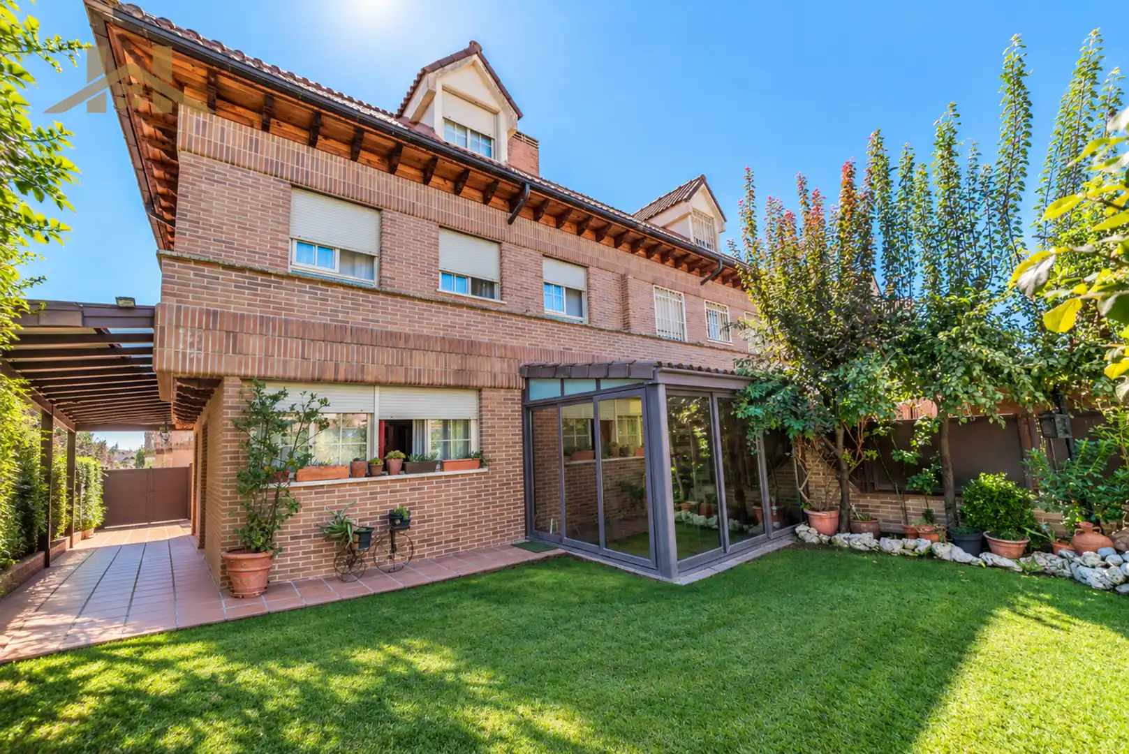 Vista exterior de Casa adosada en venta en Majadahonda con Aire acondicionado, Calefacción y Jardín privado