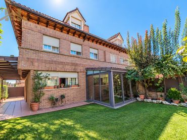 Casa pareada con balcón en venta en Calle Canoa