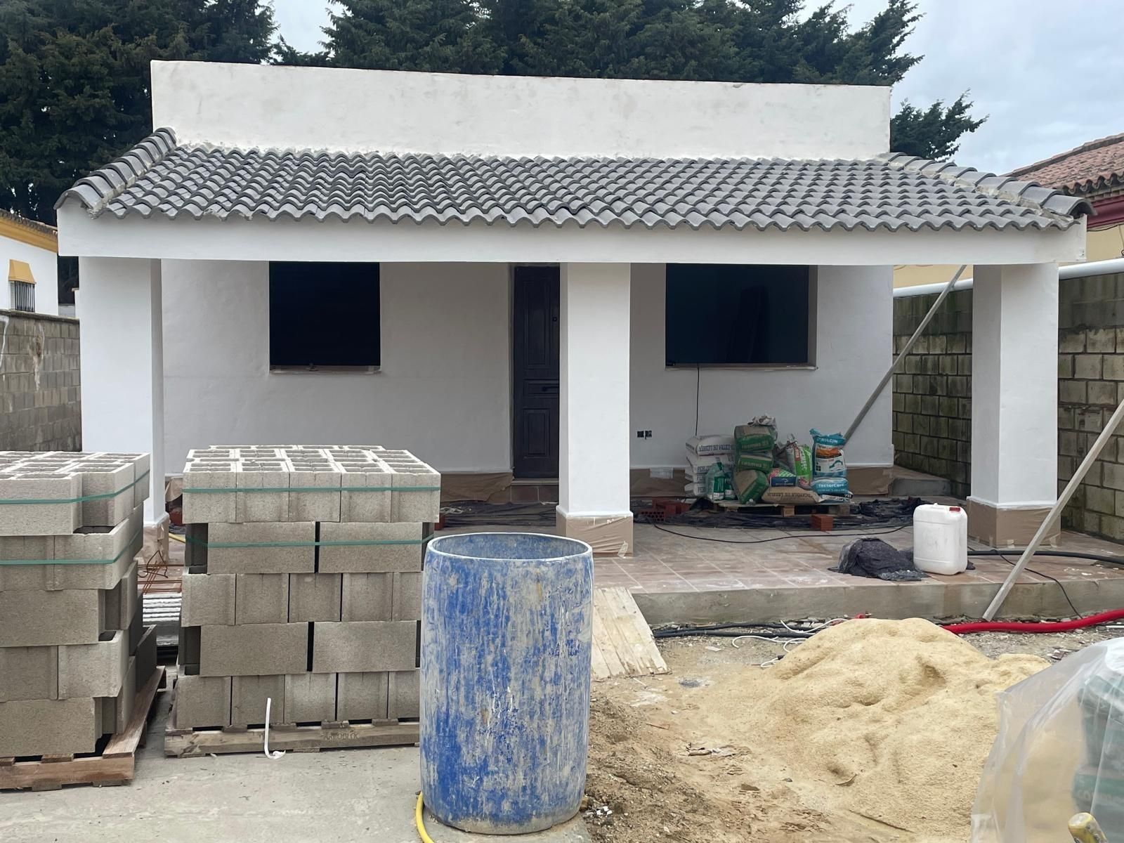 Vista exterior de Casa o xalet en venda en Chiclana de la Frontera amb Terrassa
