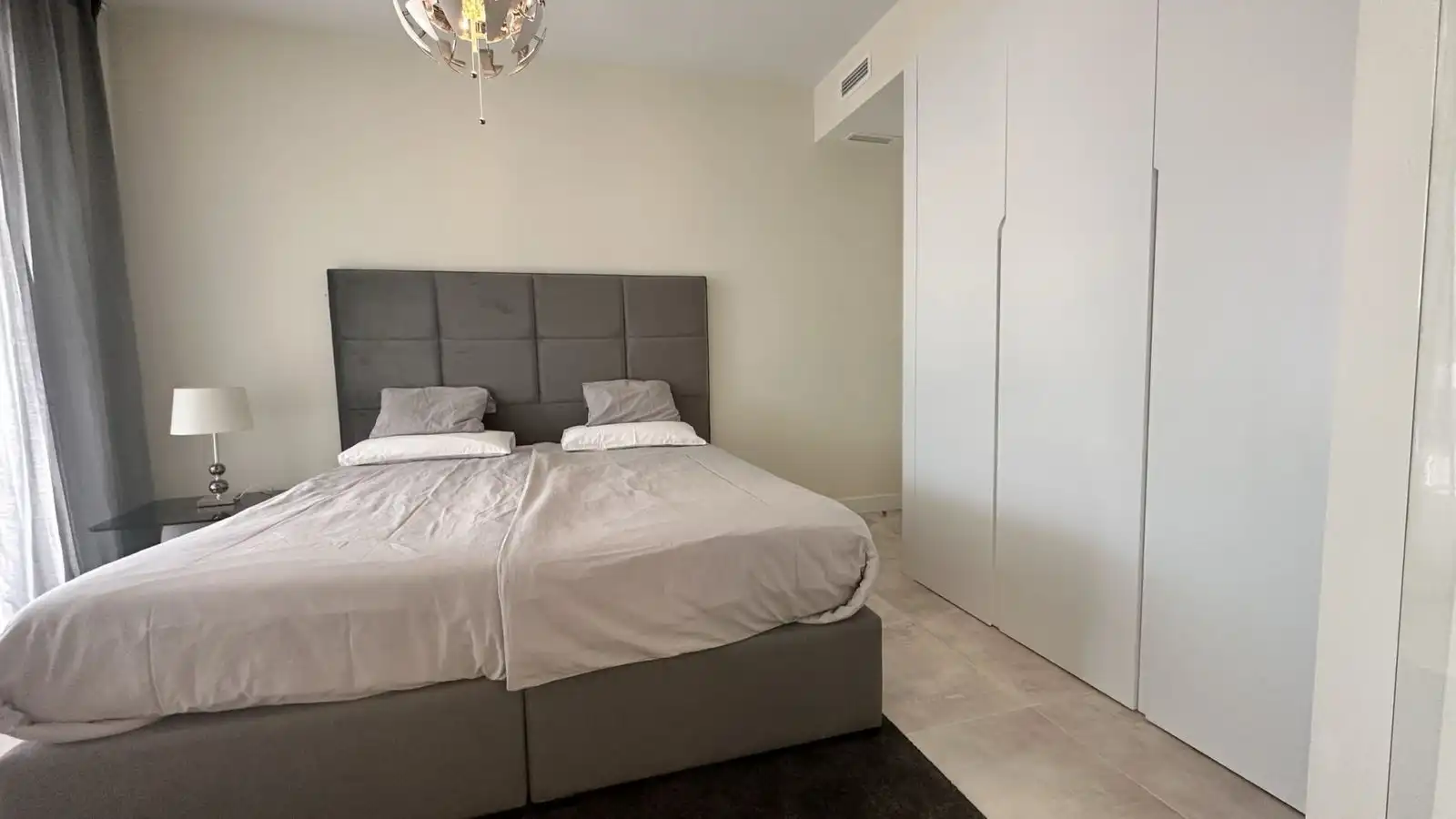 Habitación de Piso de alquiler en Estepona con Aire acondicionado, Terraza y Amueblado