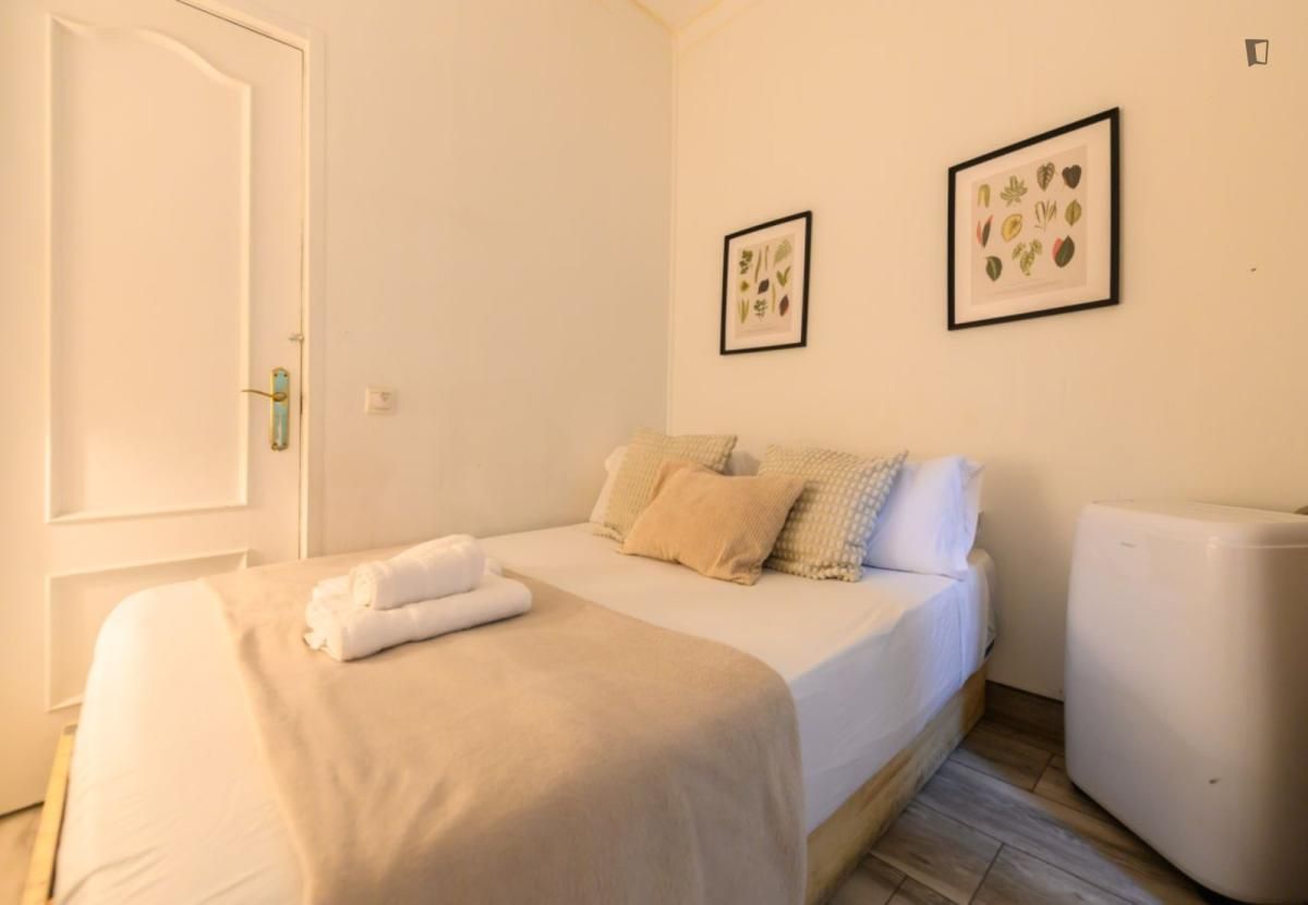 Habitación de Apartamento de alquiler en  Madrid Capital con Calefacción, Amueblado y Horno