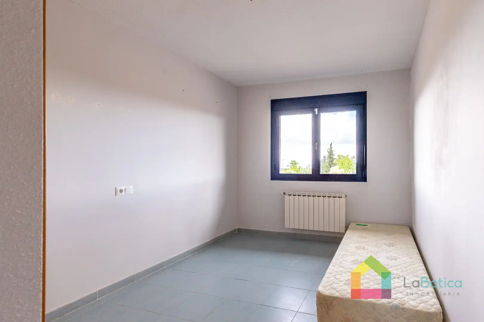 Habitación de Casa adosada en venta en Burguillos de Toledo con Calefacción, Jardín privado y Terraza