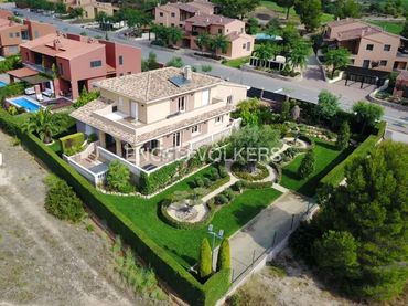 Villa con piscina in vendita a Carrer de les Rabassades 11