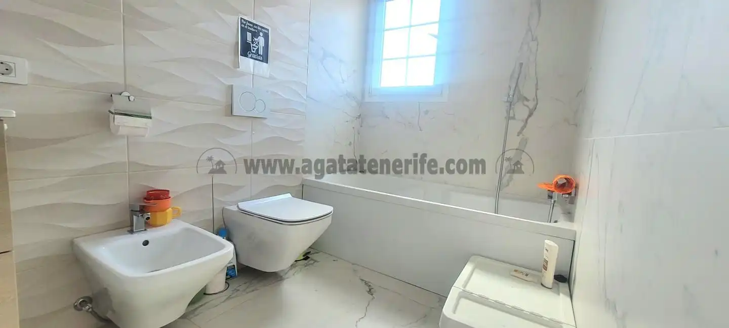 Bany de Casa o xalet en venda en Guía de Isora amb Aire condicionat, Terrassa i Moblat