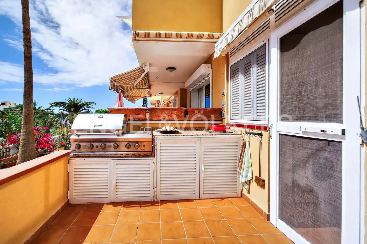 Vista exterior de Piso en venta en Adeje con Terraza, Piscina y Amueblado
