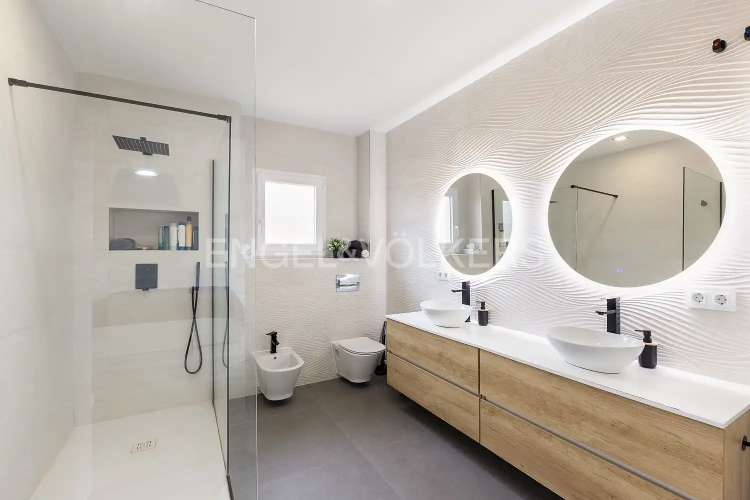 Bathroom of Houses for sale in L'Eliana  with Air Conditioner, Heating and Private garden