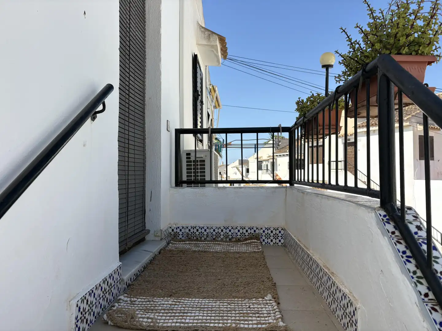 Außenansicht von Wohnungen zum Verkauf in Torrevieja mit Klimaanlage, Terrasse und Gemeinschaftspool
