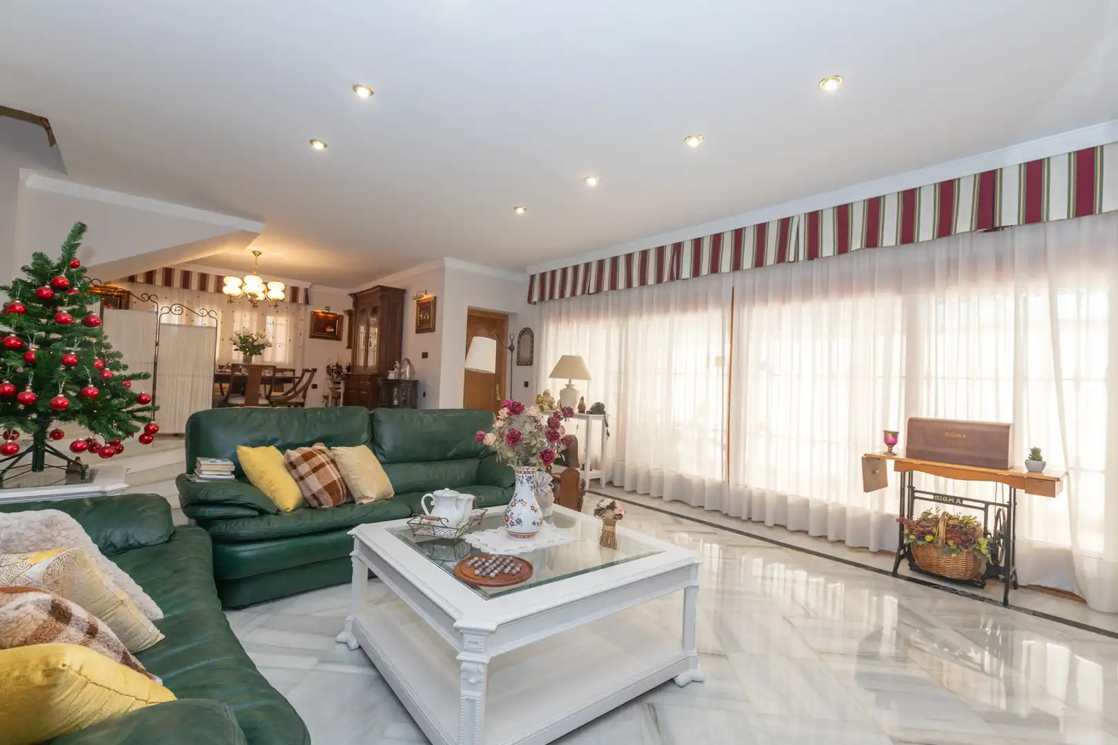 Living room of Houses for sale in Málaga  with Air Conditioner, Private garden and Terrace