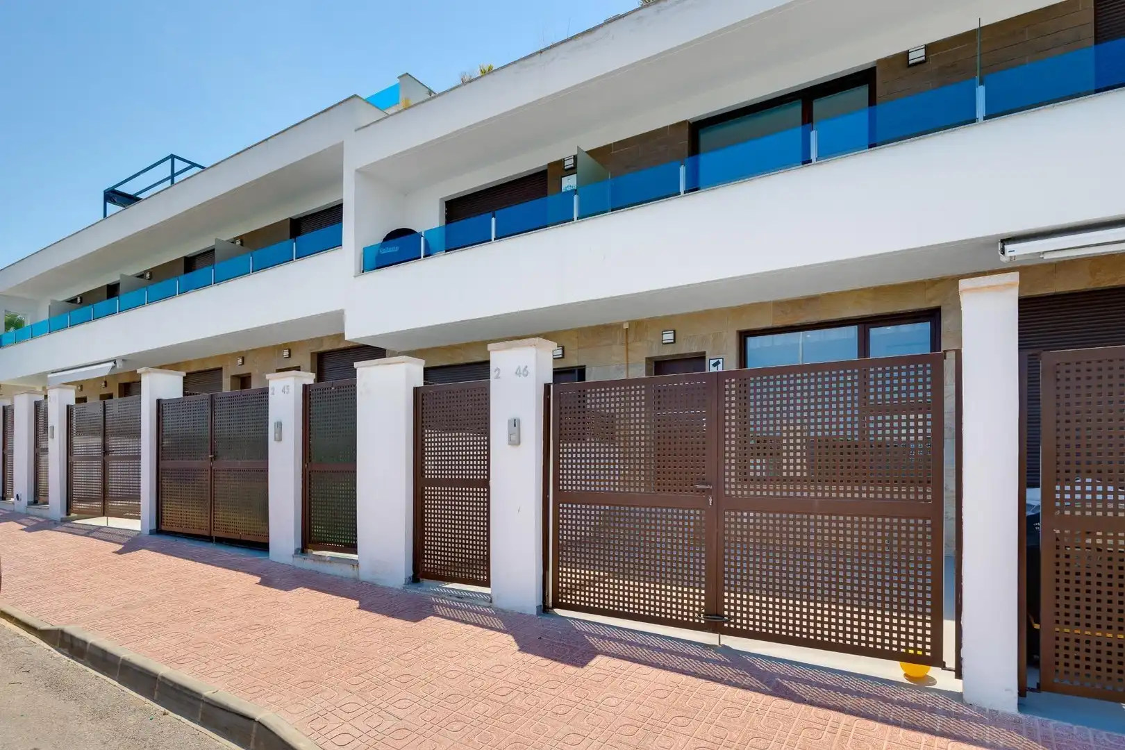Außenansicht von Einfamilien-Reihenhaus zum Verkauf in Torrevieja mit Klimaanlage, Heizung und Terrasse