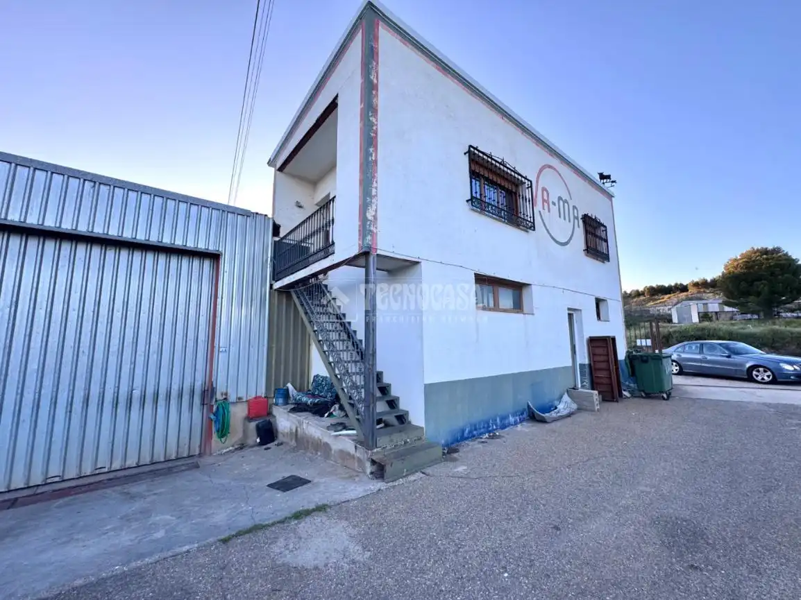 Vista exterior de Local en venda en Almoguera amb Aire condicionat, Calefacció i Alarma