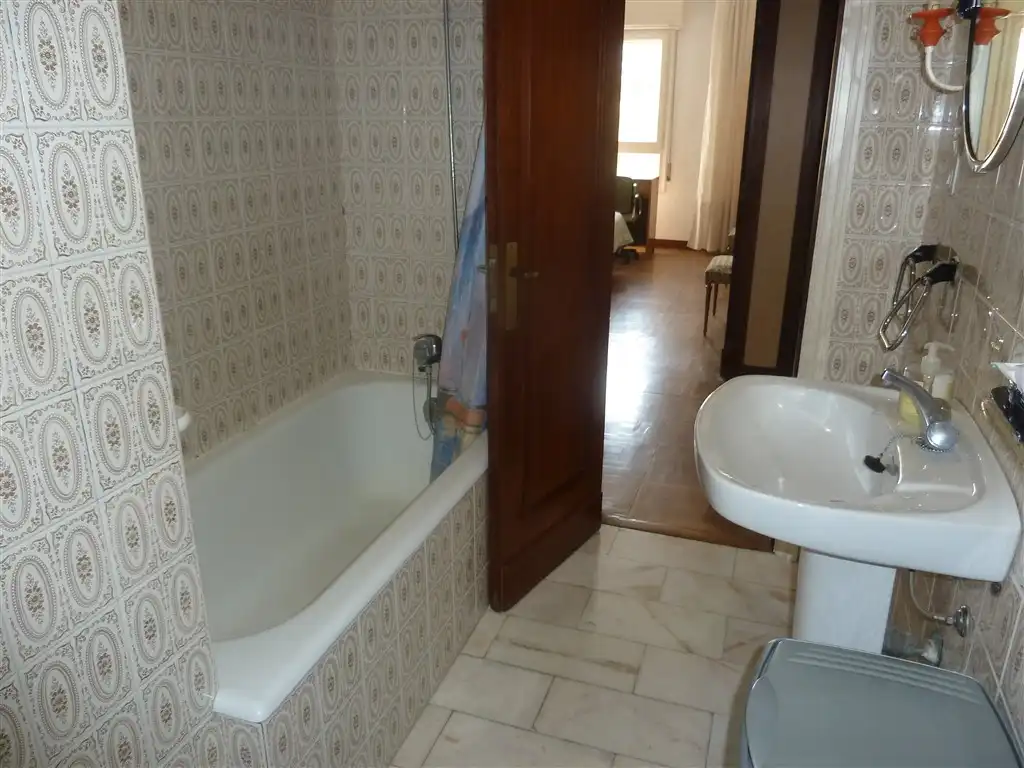 Bany de Pis en venda en  Pamplona / Iruña amb Calefacció, Parquet i Terrassa