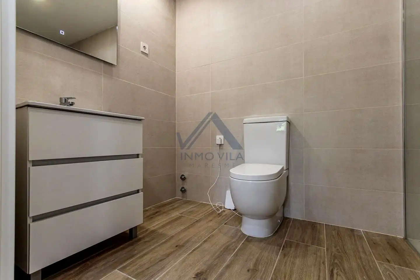 Badezimmer von Erdgeschoss zum Verkauf in Girona mit Klimaanlage und Terrasse