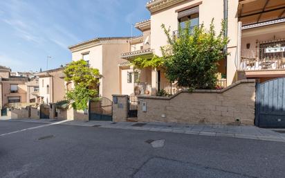 Vista exterior de Casa adosada en venda en La Zubia amb Calefacció, Jardí privat i Terrassa