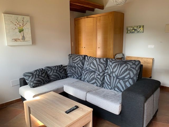 Sala d'estar de Pis de lloguer en Narón amb Calefacció, Parquet i Moblat