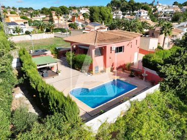 Villa con piscina in vendita a Carrió - La Merced - Los Pinos