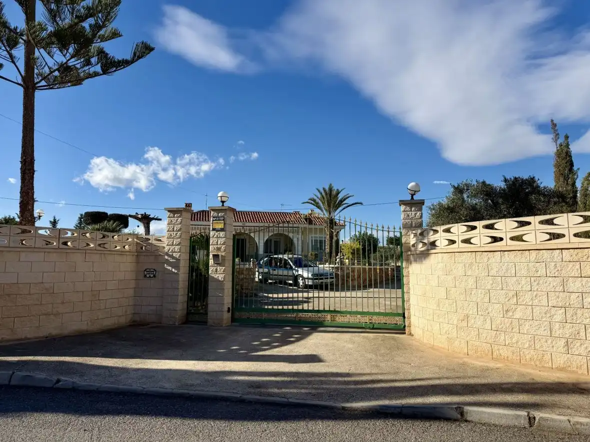 Außenansicht von Haus oder Chalet zum Verkauf in Elche / Elx mit Klimaanlage, Terrasse und Schwimmbad