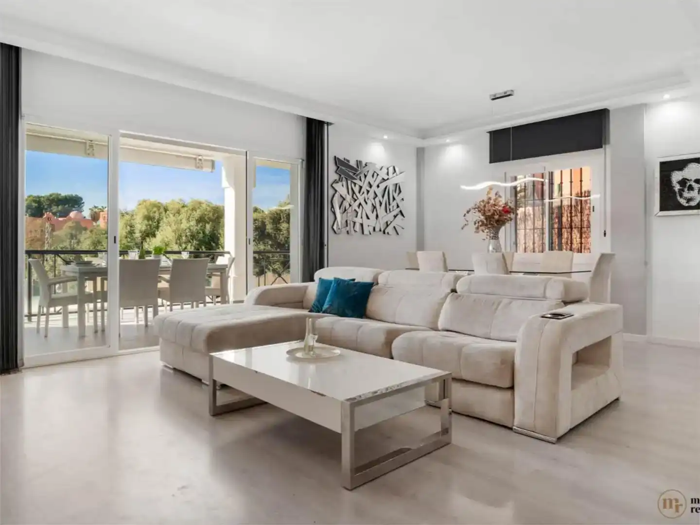 Sala d'estar de Casa adosada en venda en Marbella amb Aire condicionat, Piscina i Balcó