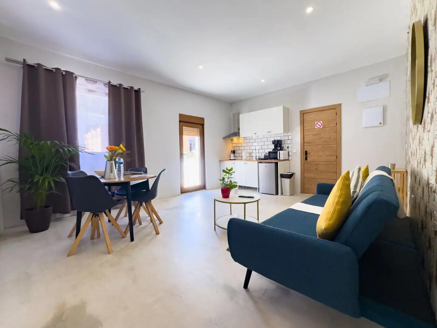 Sala d'estar de Casa o xalet en venda en Los Silos amb Aire condicionat, Terrassa i Moblat