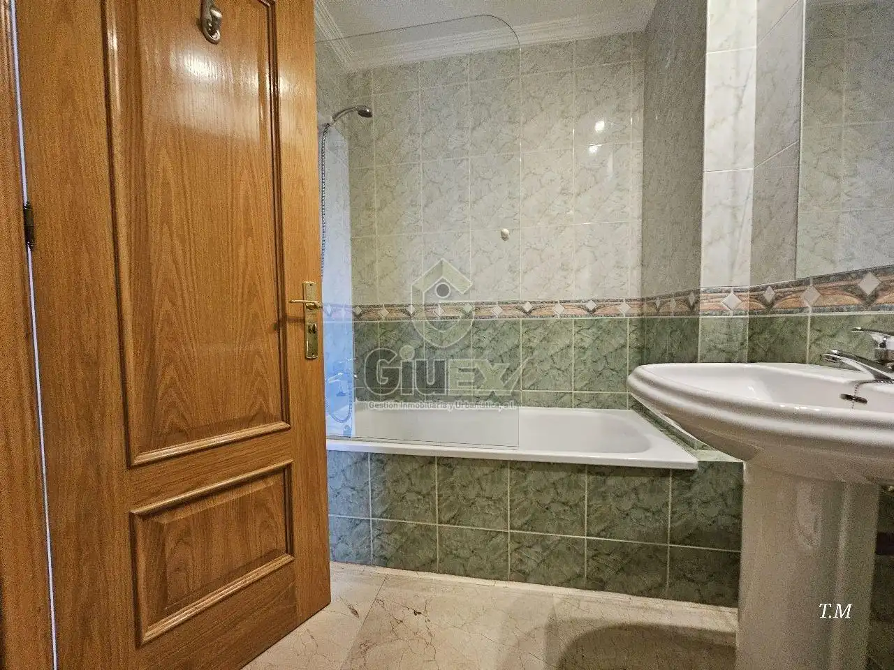 Baño de Dúplex de alquiler en Cáceres con Aire acondicionado, Calefacción y Terraza