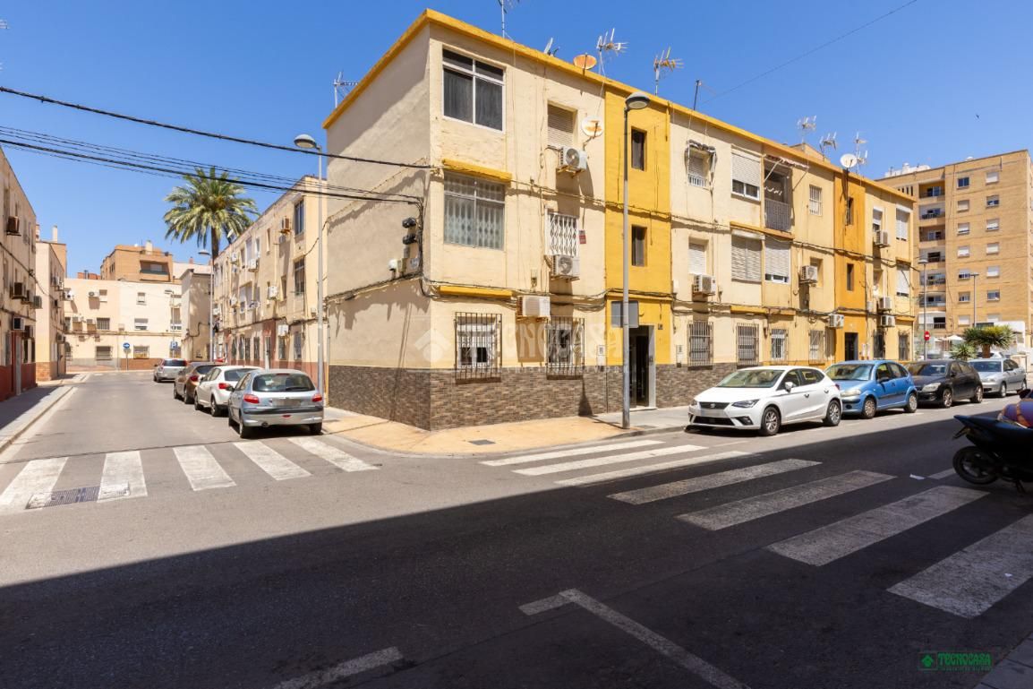 Vista exterior de Pis en venda en  Almería Capital amb Aire condicionat